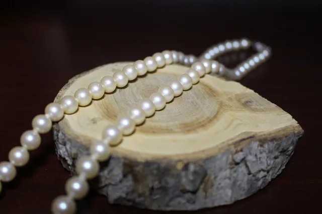 Łańcuszek naszyjnik na ciało złoty. Body chain